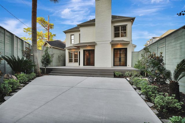 74 Briar Hollow Lane, Houston, TX 77027