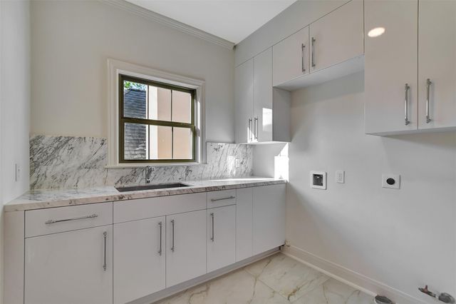 74 Briar Hollow Lane, Houston, TX 77027