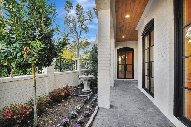 74 Briar Hollow Lane, Houston, TX 77027