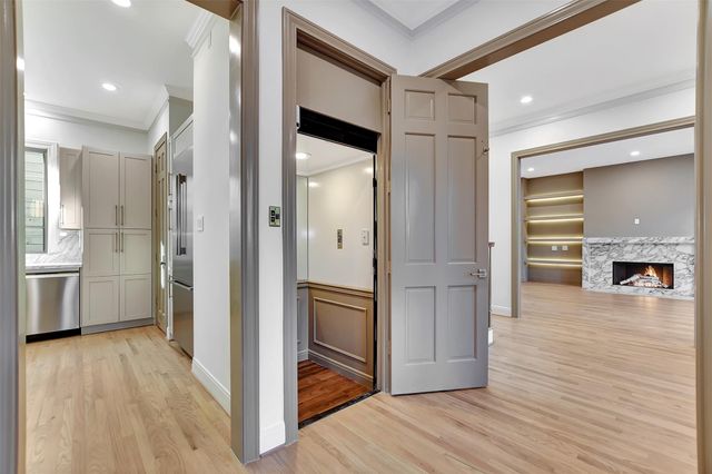 74 Briar Hollow Lane, Houston, TX 77027