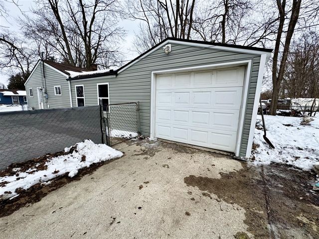 1586 Valley Drive, Highland, MI 48356