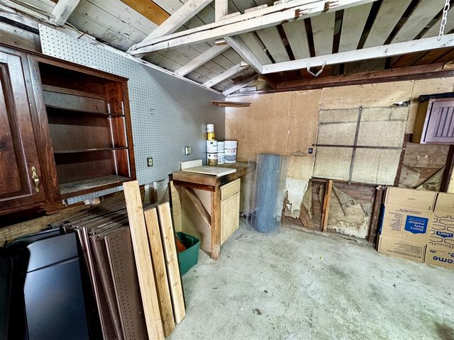 1586 Valley Drive, Highland, MI 48356