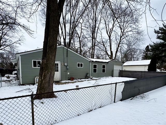 1586 Valley Drive, Highland, MI 48356