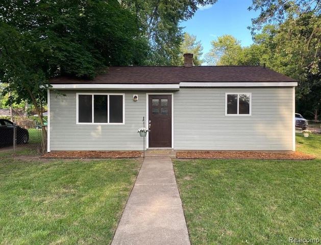 1586 Valley Drive, Highland, MI 48356