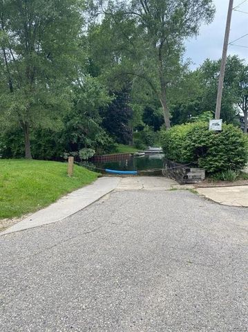 1586 Valley Drive, Highland, MI 48356