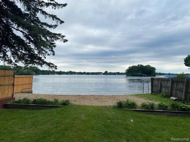 1586 Valley Drive, Highland, MI 48356