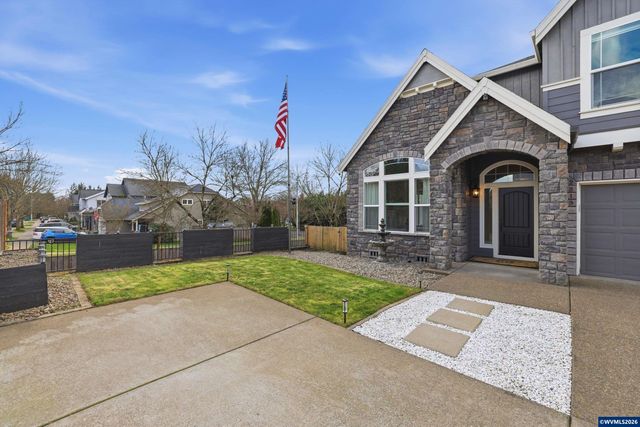2319 N Roger Smith Dr, Newberg, OR 97132