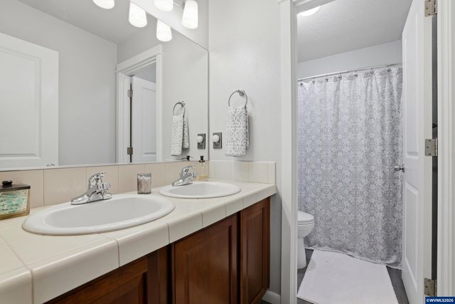 2319 N Roger Smith Dr, Newberg, OR 97132