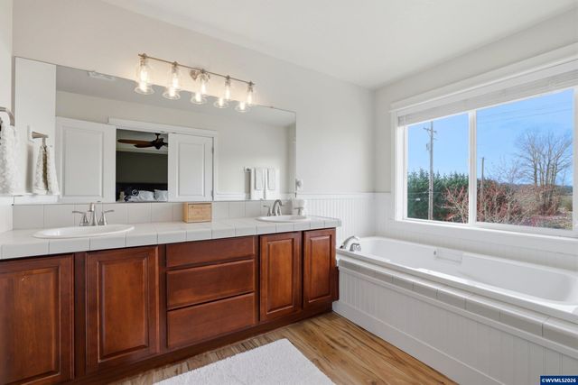 2319 N Roger Smith Dr, Newberg, OR 97132