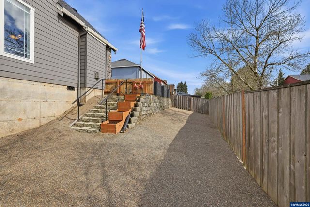 2319 N Roger Smith Dr, Newberg, OR 97132