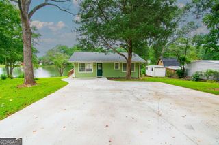 1671 West Pine Lake Drive, West Point, GA 31833