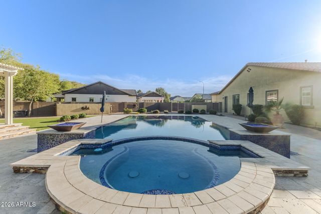 1566 E AQUARIUS Place, Chandler, AZ 85249