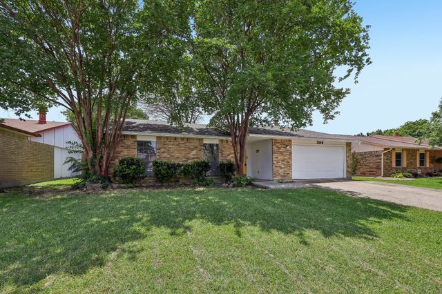 304 Long Canyon Drive, Mesquite, TX 75150
