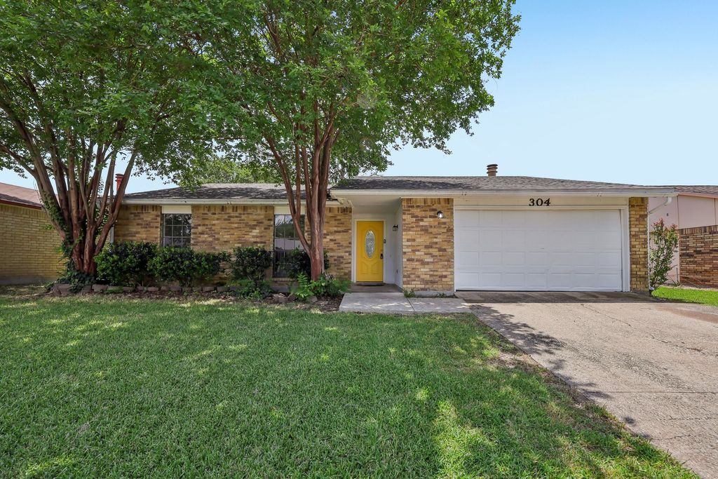 304 Long Canyon Drive, Mesquite, TX 75150
