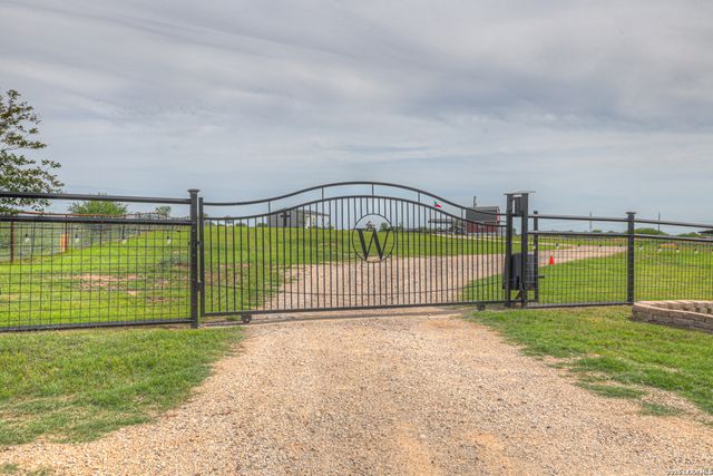2007 LEISSNER SCHOOL RD, Seguin, TX 78155