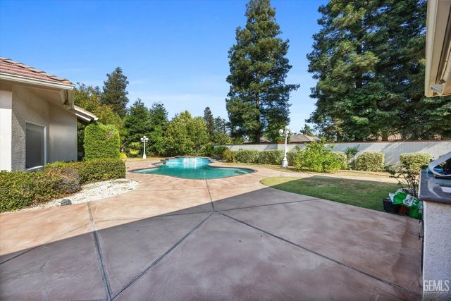 11101 Torbay Drive, Bakersfield, CA 93311