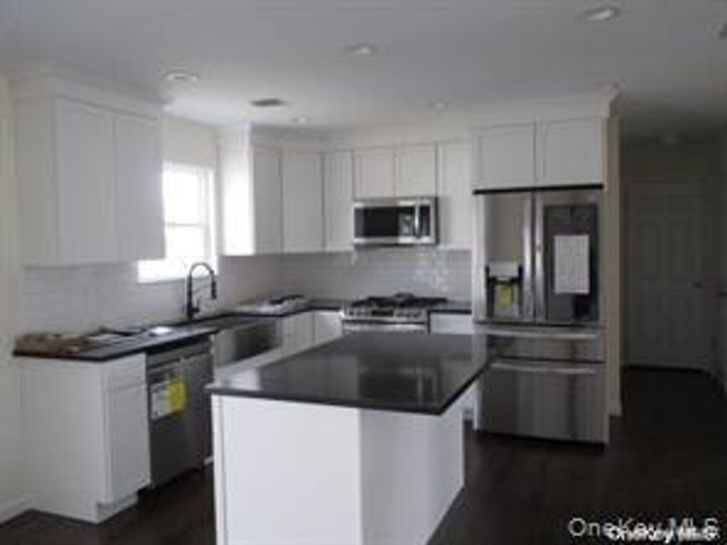 648 Bayview Avenue, Bellport, NY 11713 — photo 3