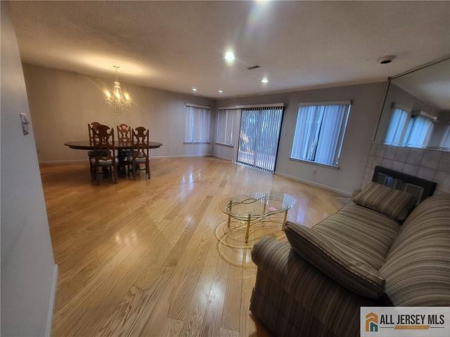 12 Carriage Place 1012, Edison, NJ 08820