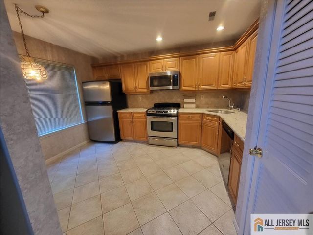 12 Carriage Place 1012, Edison, NJ 08820