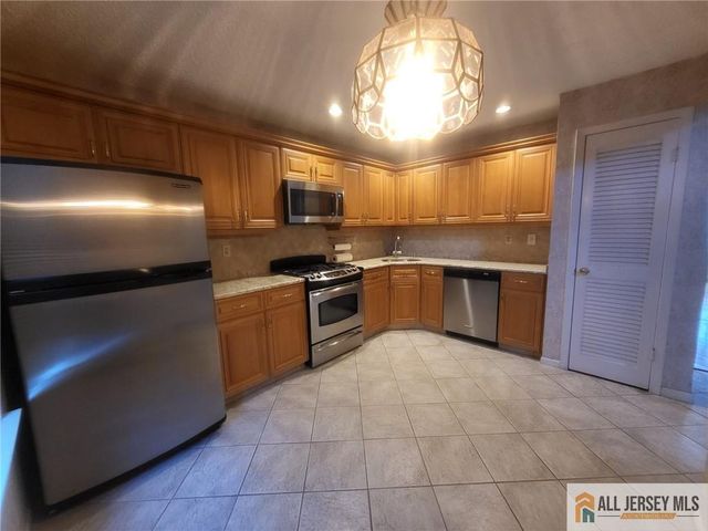 12 Carriage Place 1012, Edison, NJ 08820