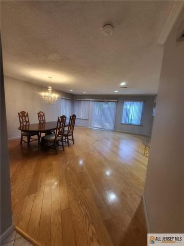 12 Carriage Place 1012, Edison, NJ 08820