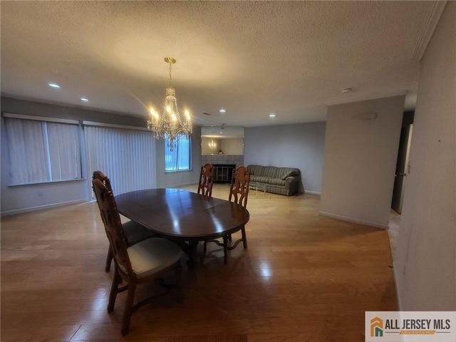 12 Carriage Place 1012, Edison, NJ 08820