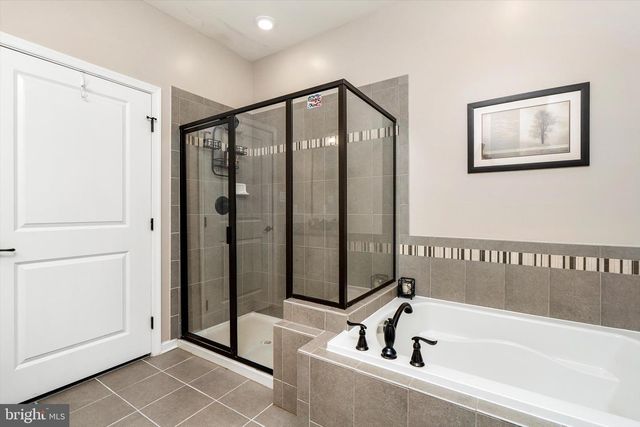84 HEALS FARM RD, Burlington, NJ 08016