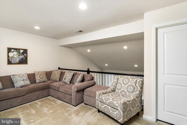 84 HEALS FARM RD, Burlington, NJ 08016