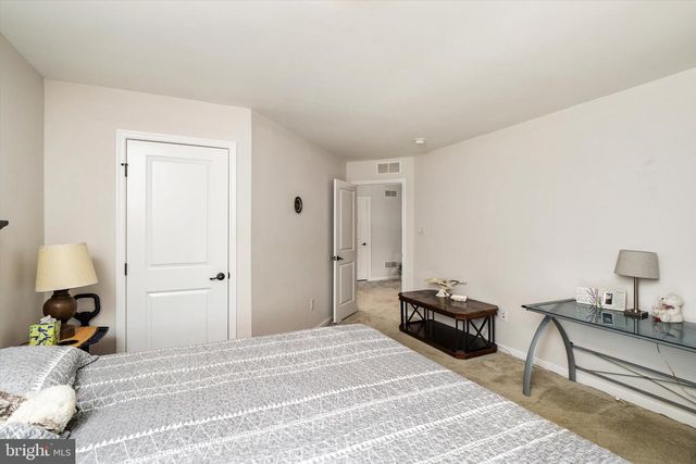 84 HEALS FARM RD, Burlington, NJ 08016