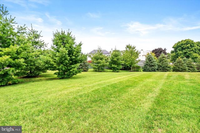 84 HEALS FARM RD, Burlington, NJ 08016