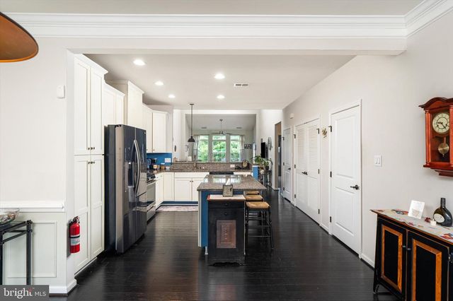 84 HEALS FARM RD, Burlington, NJ 08016