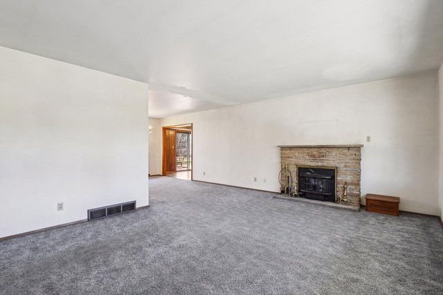 W207N6838 Flora DRIVE, Menomonee Falls, WI 53051