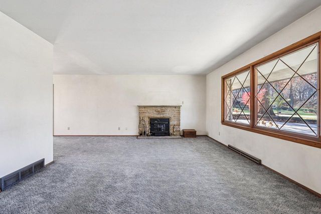 W207N6838 Flora DRIVE, Menomonee Falls, WI 53051