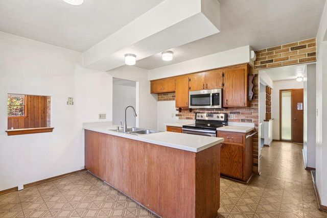 W207N6838 Flora DRIVE, Menomonee Falls, WI 53051