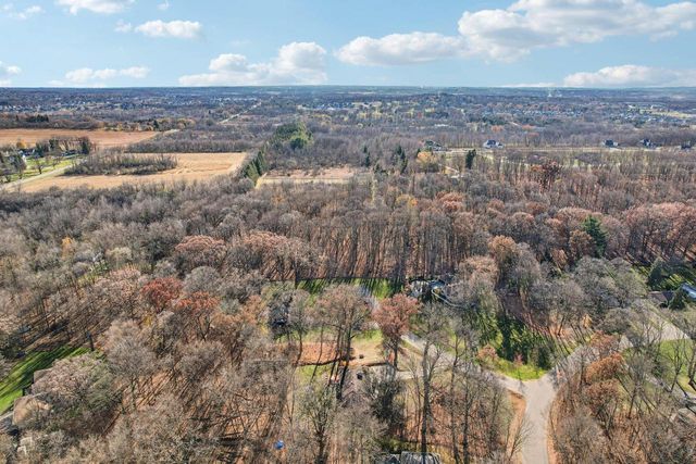 W207N6838 Flora DRIVE, Menomonee Falls, WI 53051