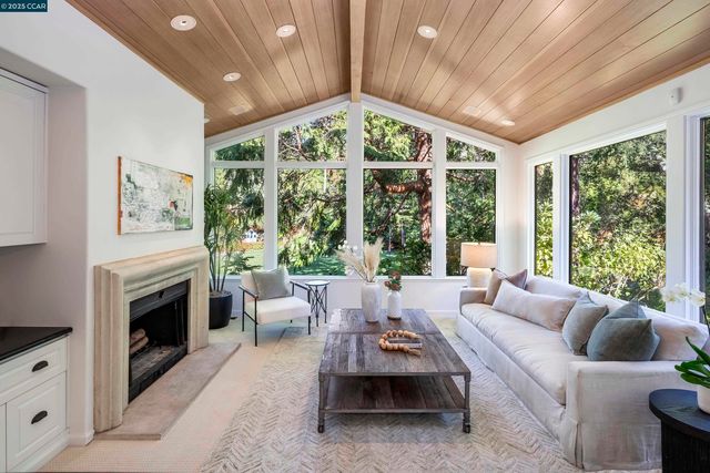 4 Greenwood Ct, Orinda, CA 94563