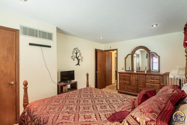 1038 SW Randolph AVE, Topeka, KS 66604