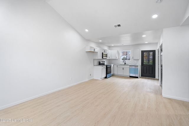 6715 Memory Ln, Louisville, KY 40258