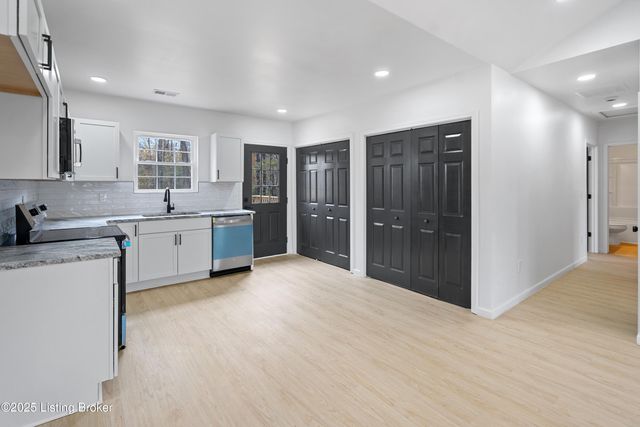 6715 Memory Ln, Louisville, KY 40258