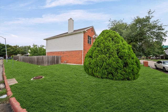 9366 Corner Oaks Lane, Houston, TX 77036