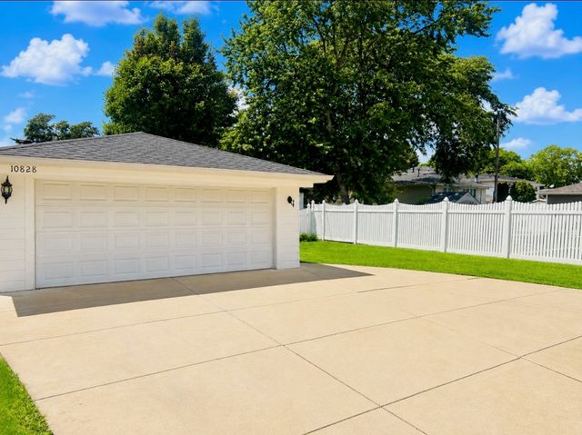 10828 S Kilbourn Avenue, Oak Lawn, IL 60453