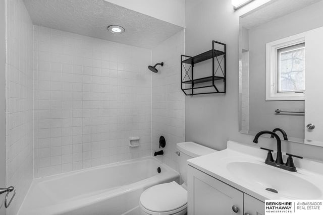 605 S 154 Street, Omaha, NE 68154