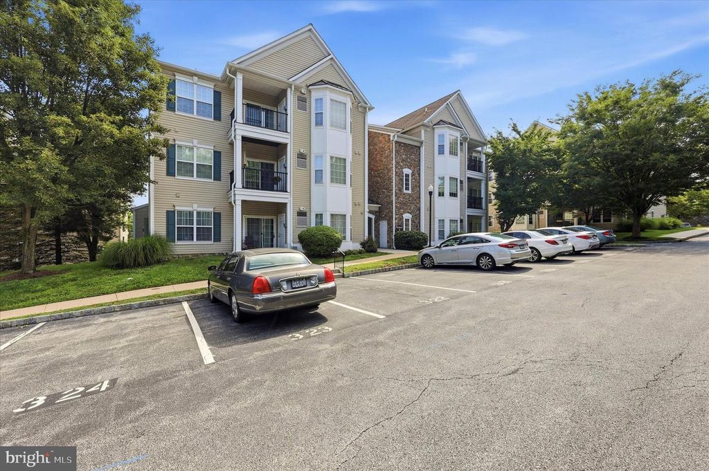 322 CREEKSIDE DR, Brookhaven, PA 19015