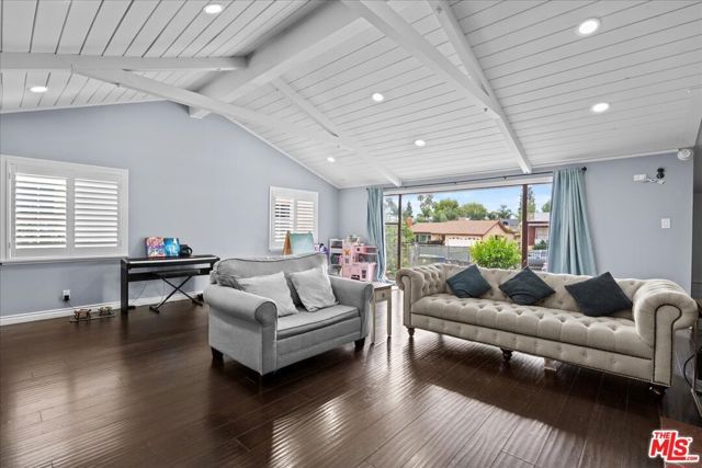 17317 Los Alimos Street, Granada Hills (los Angeles), CA 91344