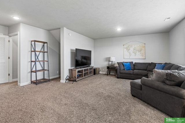 19868 K Street, Omaha, NE 68135