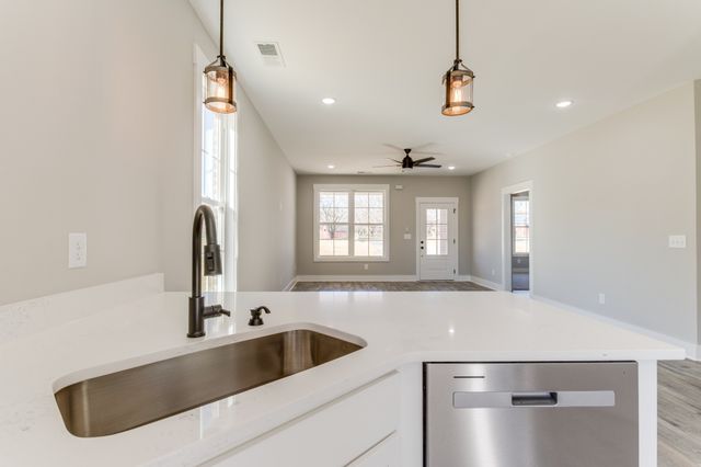 211 Lagoon Dr, Mcminnville, TN 37110