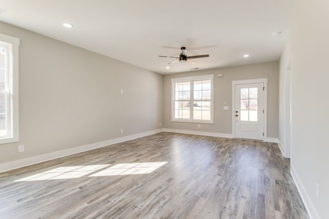 211 Lagoon Dr, Mcminnville, TN 37110