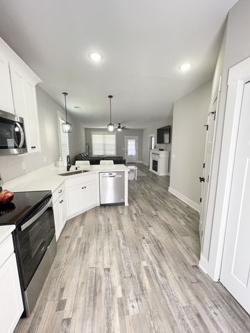 211 Lagoon Dr, Mcminnville, TN 37110