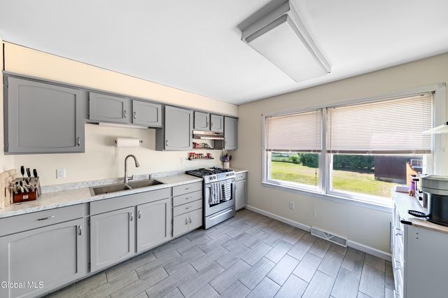 10 Merritt Road, Queensbury, NY 12804