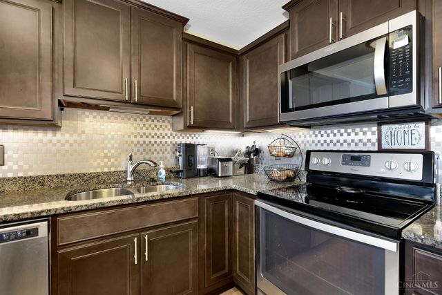 37 Old Pond Road, Springboro, OH 45066